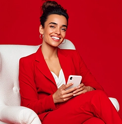 mujer revisa su aval pay go