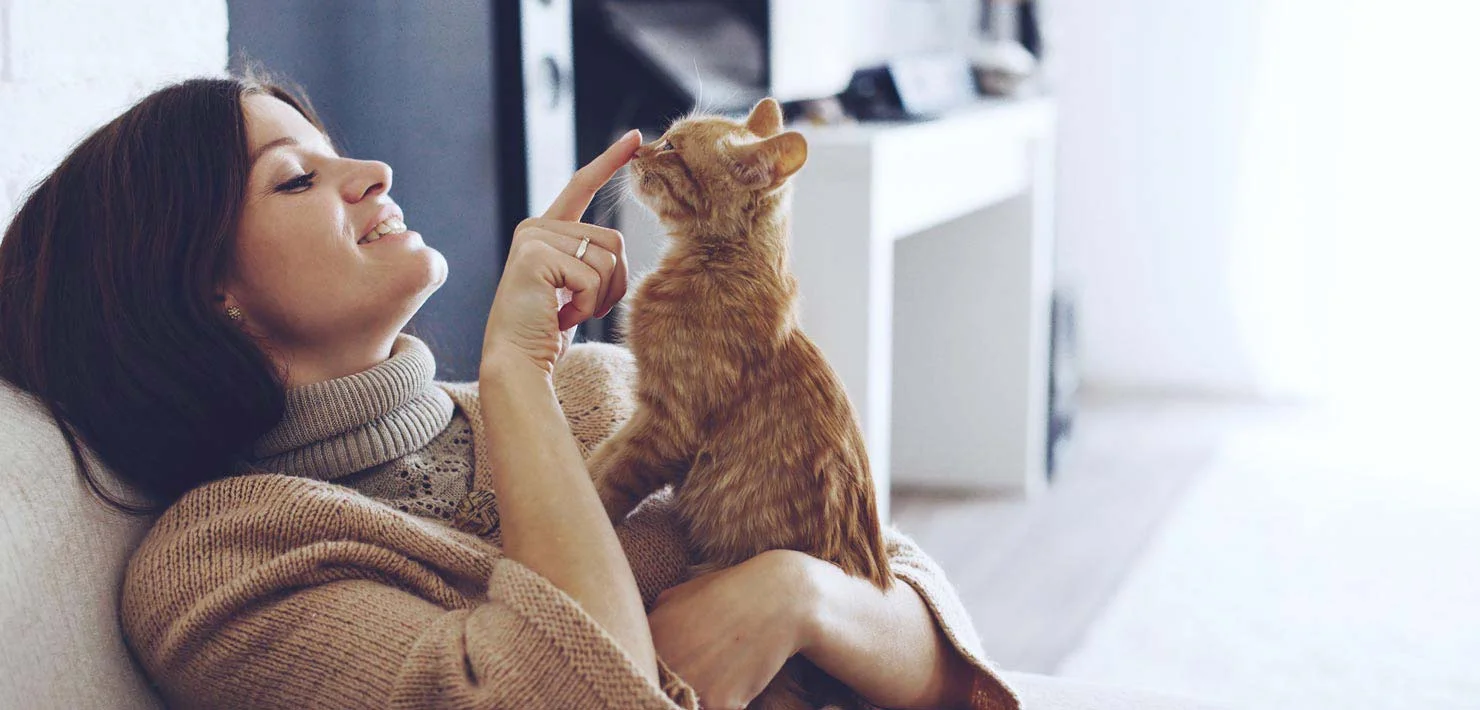 Mujer juega con su mascota adoptada