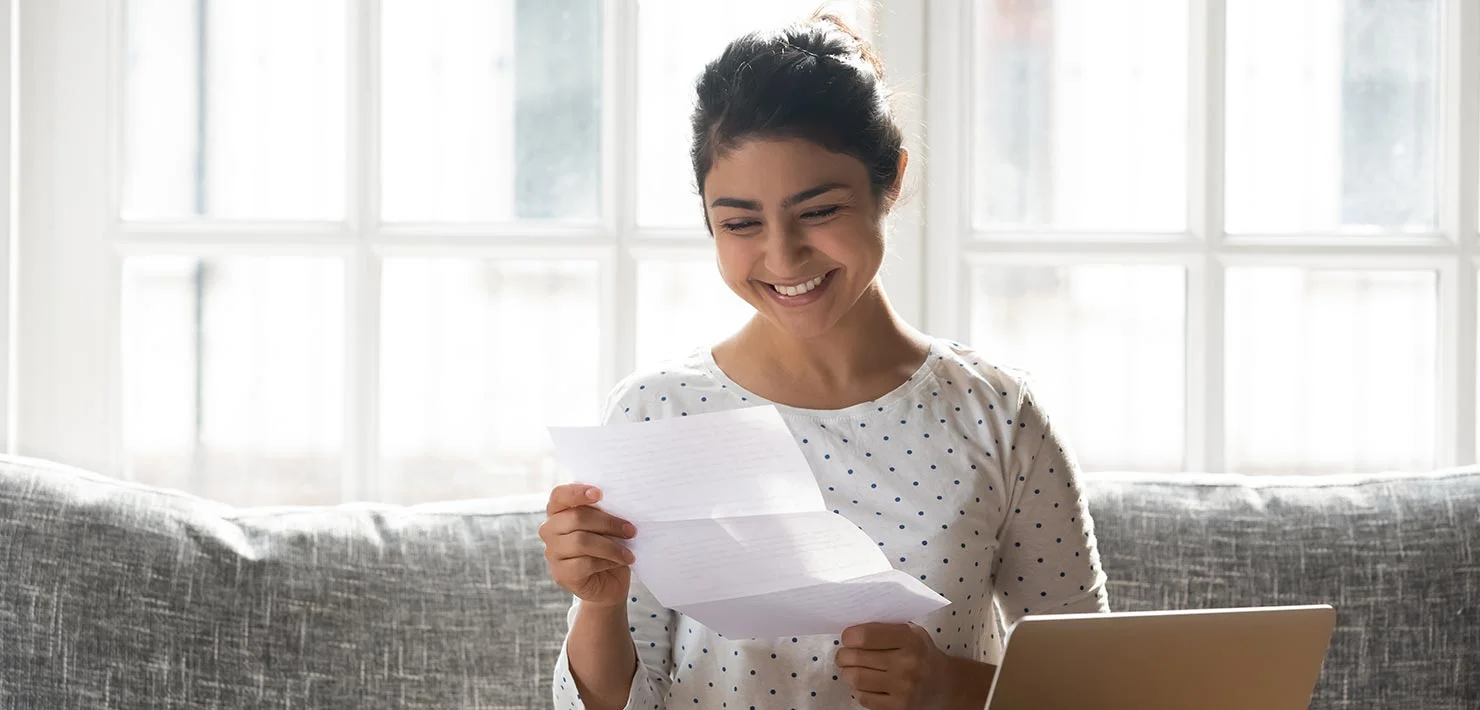 Mujer feliz por pagar deudas